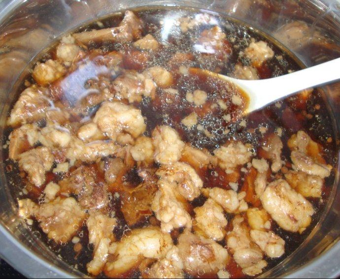 土豆烧牛肉,放高压锅内,加热水、酱油少许、糖适量、葱姜、花椒、八角,压25分钟