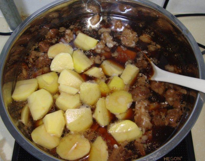 土豆烧牛肉,连肉带汤一起倒出,放入土豆块、盐、鸡精、酱油、糖再次调味