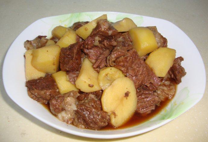 土豆烧牛肉,大火烧开撇去浮油,改中火炖至土豆软烂