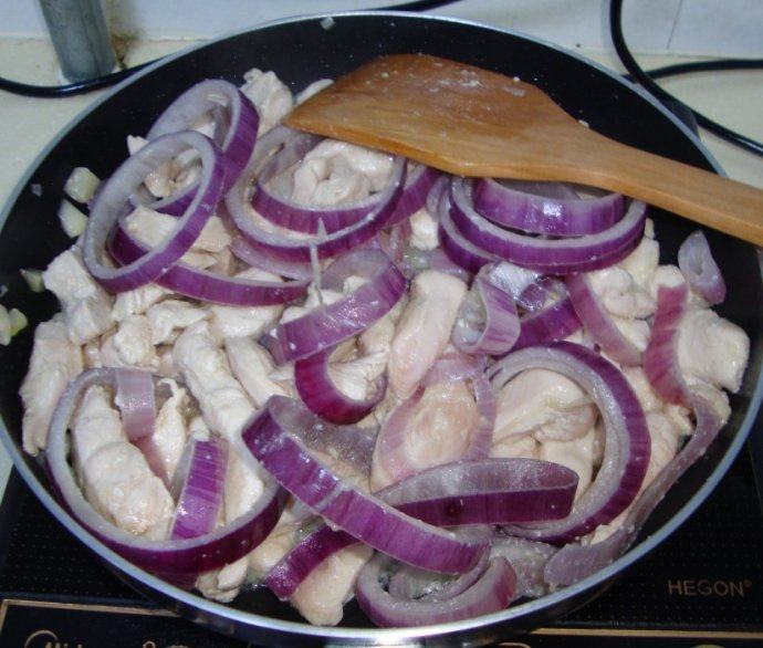 地道法国香：奶香鸡肉蘑菇,鸡胸肉切条，放锅里炒变色