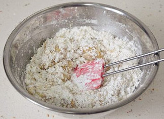 助兴小点心:核桃饼干,用刮刀翻拌,按压着翻拌,让干湿食材充分相融合。