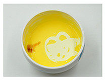 十五分钟快手“乳酪蛋糕”,加入<a style='color:red;display:inline-block;' href='/shicai/ 8197'>淡奶油</a>和香草精(或香草籽)搅拌均匀