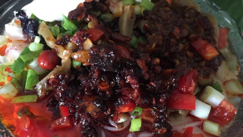 香辣豆花面,面煮熟了，佐料都放进去，开动，好吃得不得了。