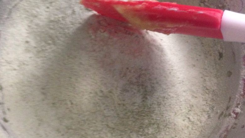 抹茶豆豆,筛入面粉混合,用刮刀搅拌成半干湿的颗粒面团再用手揉成大面团(避免久揉,影响口感)