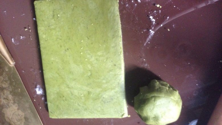 抹茶豆豆,用擀面杖把面团擀成3毫米厚度,修边,把切下来的面再揉成团备用(用碗盖着避免风干)