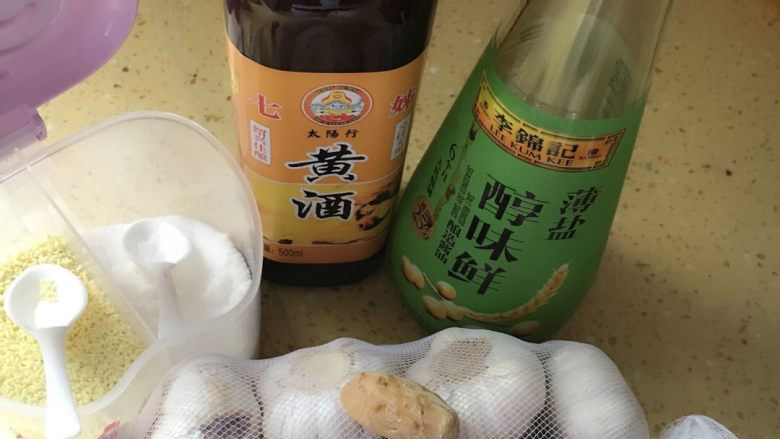白切猪舌,把生姜大蒜切碎,放入沾碟中加入适量味极鲜,黄酒,糖,鸡精(咸淡可自己调节,爱吃辣的可以加点辣椒干)。