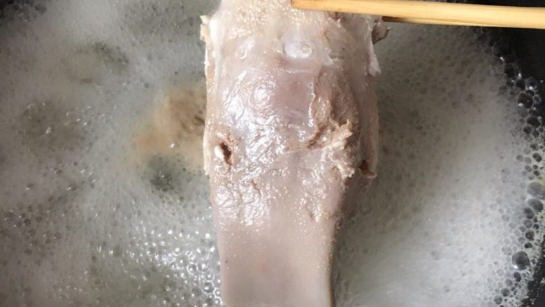 白切猪舌,猪舌洗净(猪舌表面的那层白膜一定要去除干净)然后锅里水烧开加生姜,黄酒放入猪舌大火煮10到15分钟,用一根筷子插入猪舌,拔出没有血流出,猪舌就熟了。