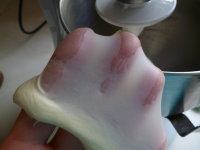 酥皮面包两款~~~有咸有甜必有一款适合你 ,制作面团，取出冷藏发酵后的中种面团用手撕成小块后与主面团里除去无盐奶油外的所有材料混合后搅拌至表面光滑，放入切成小块的无盐奶油继续搅拌至拌至扩展阶段（撑开面团可以呈现有粗糙的薄膜，破洞边缘处成锯齿状），揉匀滚圆后松弛25分钟。制作面团，取出冷藏发酵后的中种面团用手撕成小块后与主面团里除去无盐奶油外的所有材料混合后搅拌至表面光滑，放入切成小块的无盐奶油继续搅拌至拌至扩展阶段（撑开面团可以呈现有粗糙的薄膜，破洞边缘处成锯齿状），揉匀滚圆后松弛25分钟。