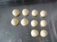 酥皮面包两款~~~有咸有甜必有一款适合你 ,切割面团为52克*6和66克*4，并排气滚圆后松弛10分钟。