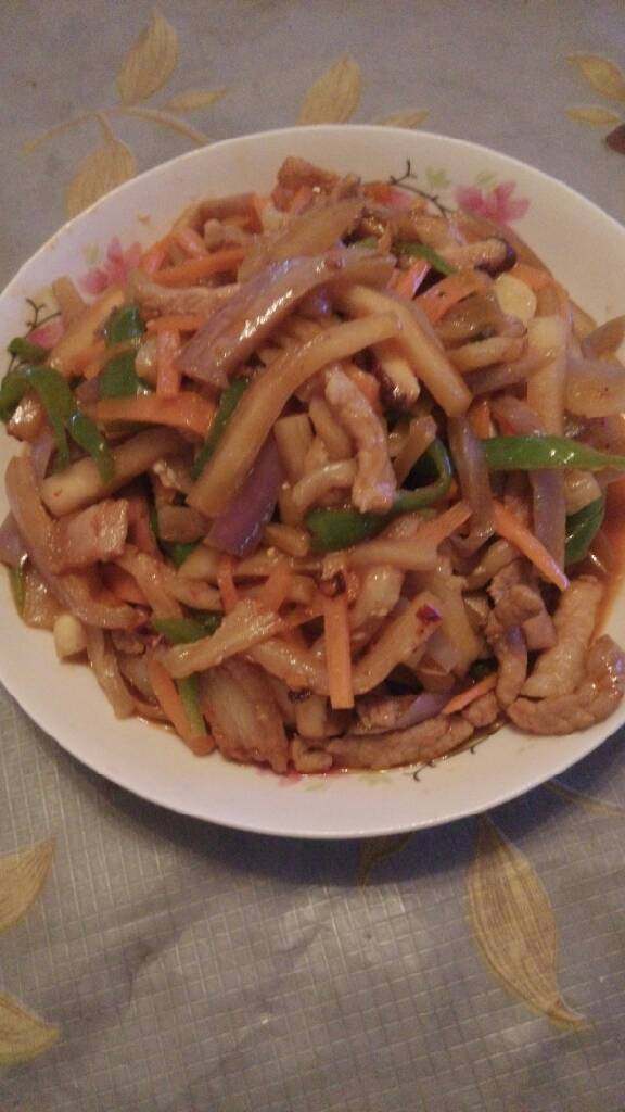 肉炒茄丝,出锅咯，茄子过油炸就是好吃