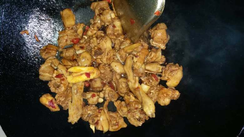 冬瓜仔姜鸭,放入油，油可以稍微多点，在放咋鸭子煸炒，炒出油之后放入<a style='color:red;display:inline-block;' href='/shicai/ 3250'>葱</a>姜蒜辣椒放入<a style='color:red;display:inline-block;' href='/shicai/ 762'>老抽</a>，冰糖，料酒