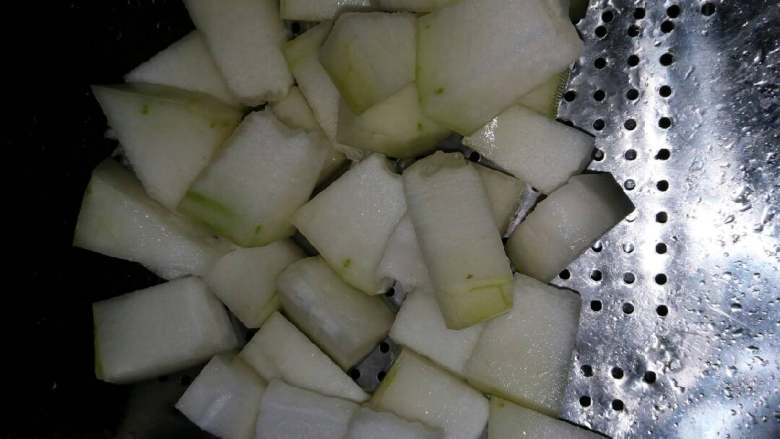 冬瓜仔姜鸭,炒香之后放入<a style='color:red;display:inline-block;' href='/shicai/ 56'>冬瓜</a>，放水的时候不要太多，<a style='color:red;display:inline-block;' href='/shicai/ 56'>冬瓜</a>不吸水