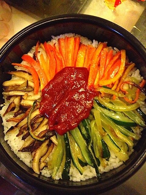 石锅拌饭,刷<a style='color:red;display:inline-block;' href='/shicai/ 847'>香油</a>碗底，铺饭后摆盘，中间一勺韩国<a style='color:red;display:inline-block;' href='/shicai/ 691'>辣椒酱</a>。