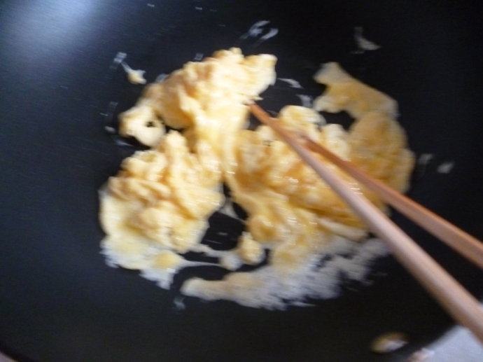 鲑鱼炒饭~~剩米饭的美丽转身,起锅热油后入打散的鸡蛋,中火至略凝固状态后迅速用筷子划散,至微嫩的状态出锅。