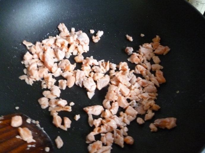 鲑鱼炒饭~~剩米饭的美丽转身,锅里不放油,下三文鱼碎炒熟取出。