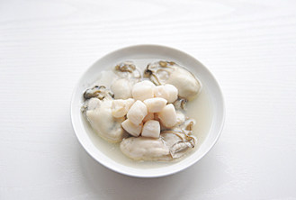 【海鲜全家福】福气满堂 ,蛎肉和鲜贝柱放入盘中,蒸锅开锅后放入,蒸3分钟焖1分钟,取出待用;