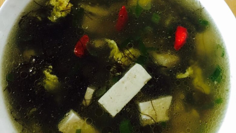 发菜豆腐蛋花汤,盛碗上桌,开喝。