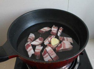 能打动心灵的食物——茶树菇红烧肉,五花肉冷水下锅,放一片姜,烧开水焯5分钟,焯掉血沫杂质。