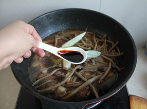 能打动心灵的食物——茶树菇红烧肉,放入葱姜蒜、<a style='color:red;display:inline-block;' href='/shicai/ 710'>桂皮</a>、<a style='color:red;display:inline-block;' href='/shicai/ 695'>八角</a>等调料，小火慢炖。