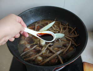 能打动心灵的食物——茶树菇红烧肉,炖至汤汁收差不多干即可,不用收得太干,留点汤吃米饭很香。