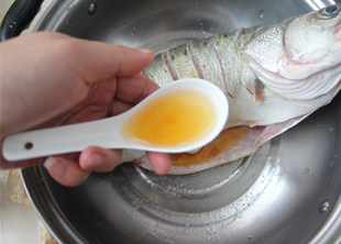 卖相味道绝佳的——糖醋鲈鱼 ,放入2勺料酒,也是在鱼身上抹一下。