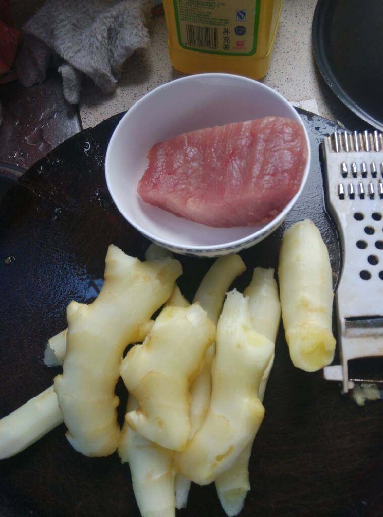 梓姜瘦肉(酸甜辣),梓姜刮皮洗干净,瘦肉洗干净备用