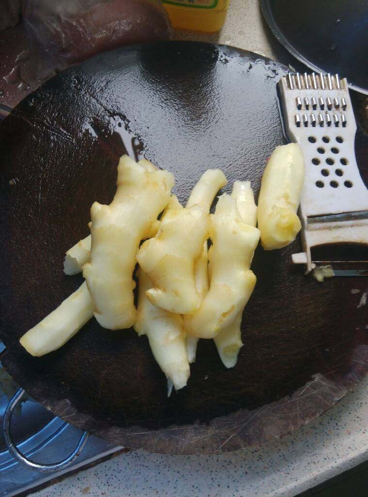 梓姜瘦肉(酸甜辣),梓姜刮皮洗干净