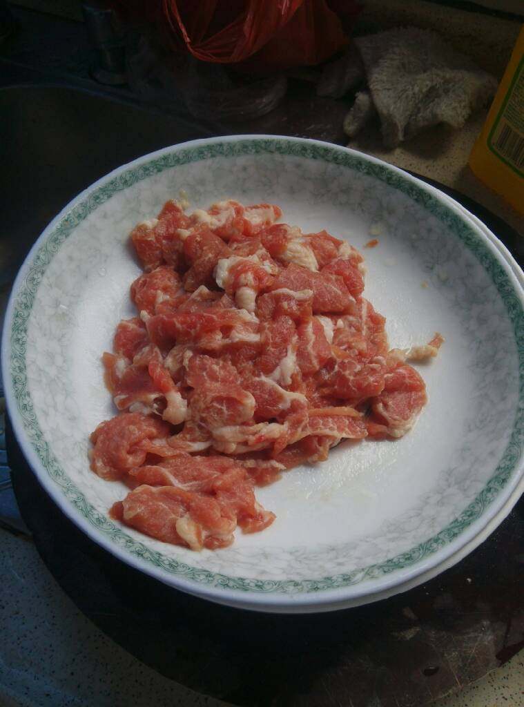 梓姜瘦肉(酸甜辣),瘦肉切片,加入少许盐、油,糖、生粉抓匀放十分钟