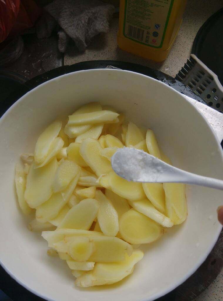 梓姜瘦肉(酸甜辣),切片的梓姜放入适量盐拌均匀,放二十分钟,倒掉杀出的水分!
