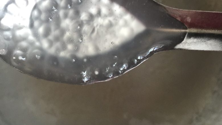 芒果西米露,重复步骤一两次，小火煮完就焖一会。期间用勺子搅拌，质地粘稠小心粘锅。直到西米没有白芯变透明即可。投入凉水中冷却