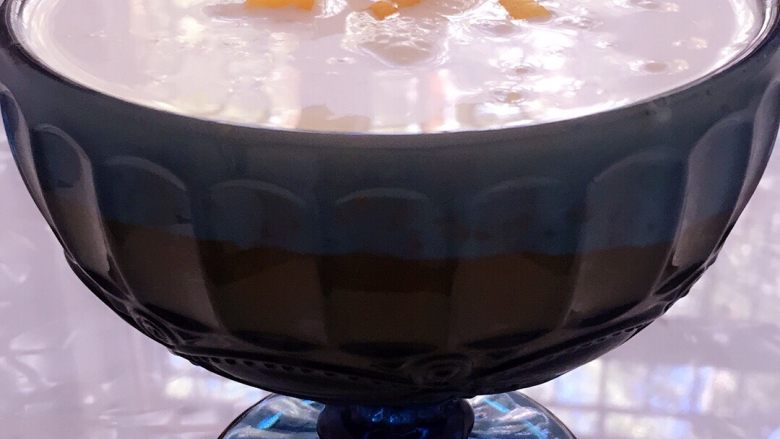 芒果西米露,最后，冰淇凌杯里底层倒入芒果汁，上层拿勺子舀入西米露，最后装饰几个芒果丁即可
