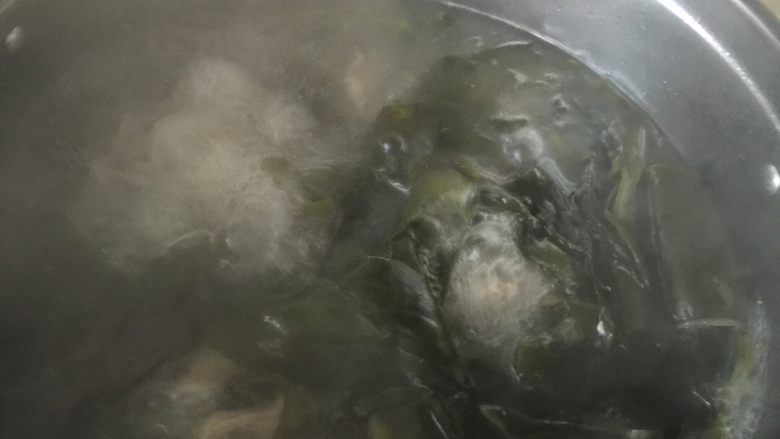 排骨海带汤,开水下锅，加姜炖煮。