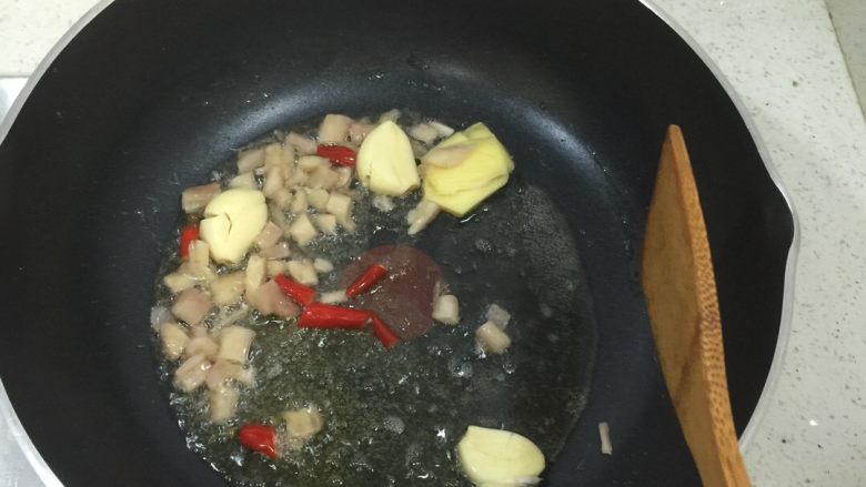 新疆大盘鸡,把姜蒜等用油煸香