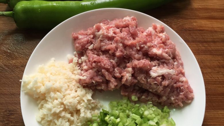 #青椒酿肉#,青椒洗净备用,里脊肉切丁剁成肉末备用,蒜苗芹菜切碎末备用。