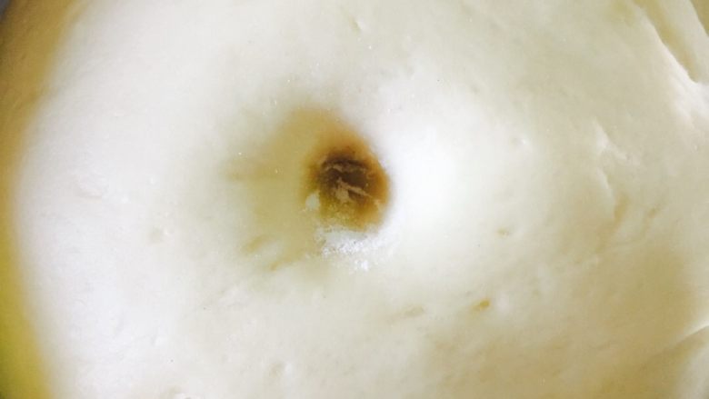 可爱的毛毛虫面包,手指蘸面粉插一下,洞不回缩就是发好了