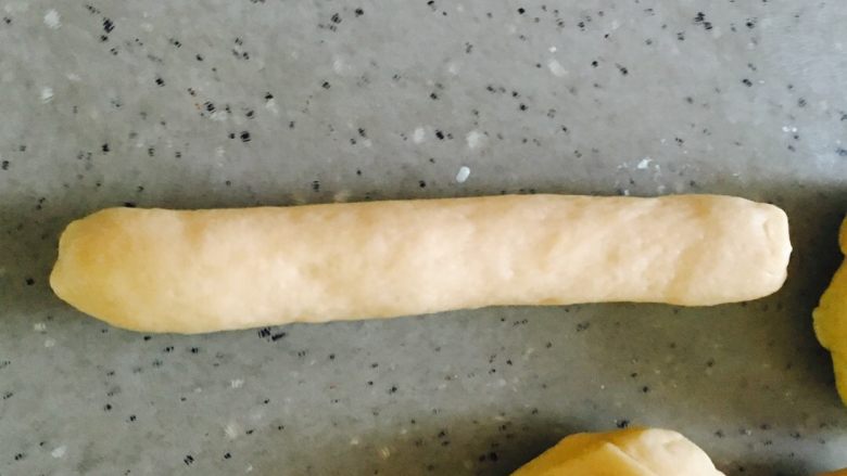 可爱的毛毛虫面包,用双手搓成粗细均匀的长条形,成面包生坯