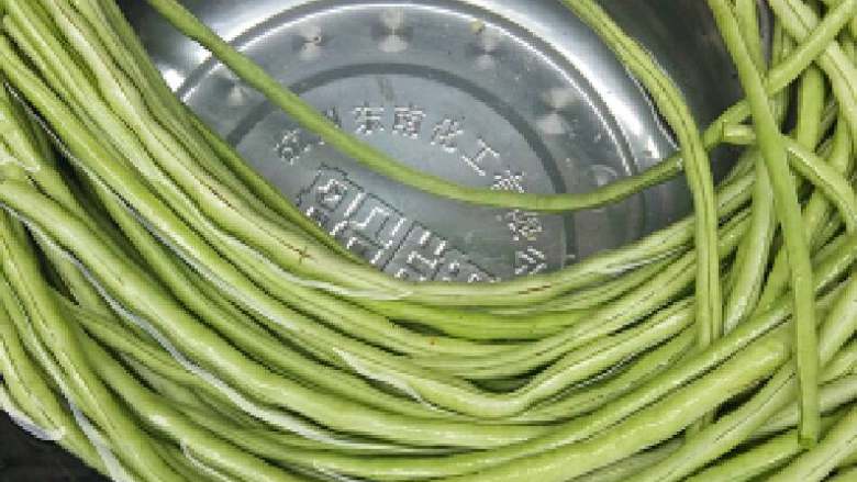 酸豆角炒肉丝(自制酸豆角),豇豆择去两头。