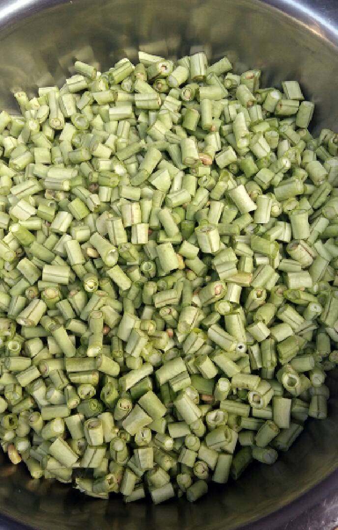 酸豆角炒肉丝(自制酸豆角),切成丁