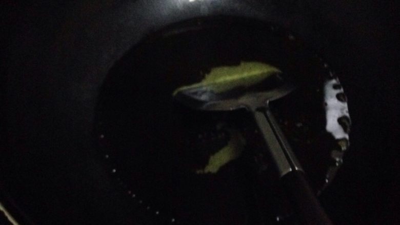 水煮鱼,锅里放少许油烧辣