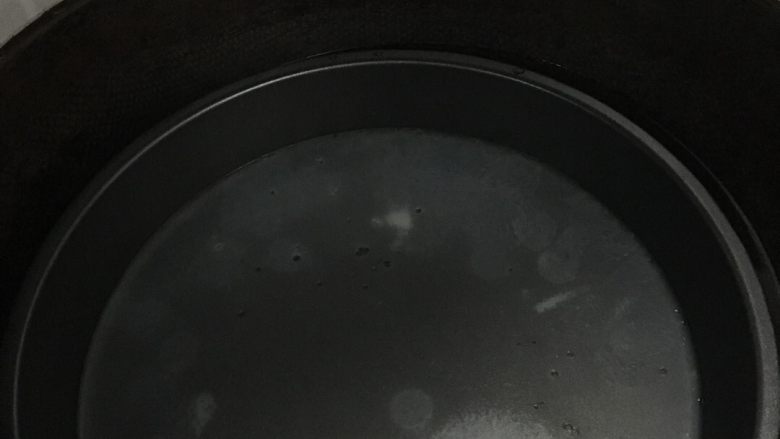 凉皮,把面糊倒入披萨盘中,转动披萨盘,让面糊厚薄均匀的铺在盘上,然后放在锅里蒸2分钟左右,面皮起大泡即可拿出