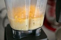 啤酒土豆奶酪汤,5.当土豆变软,将土豆混合物盛出放入碗中,放凉几分钟。分批倒入搅拌机,并加入一部分RICOS芝士酱。(如果土豆混合物分3批,就把奶酪分3份)