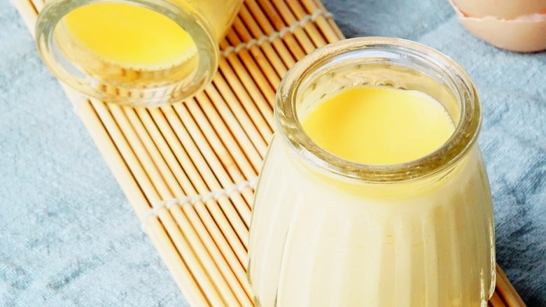 上班族下午茶必备—鸡蛋布丁,封口铺上锡纸可以防止烤好的布丁长气泡,放置在加有适量热水的烤盘中。完成后的布丁可以趁热吃,冷藏后食用也是不错的哦!