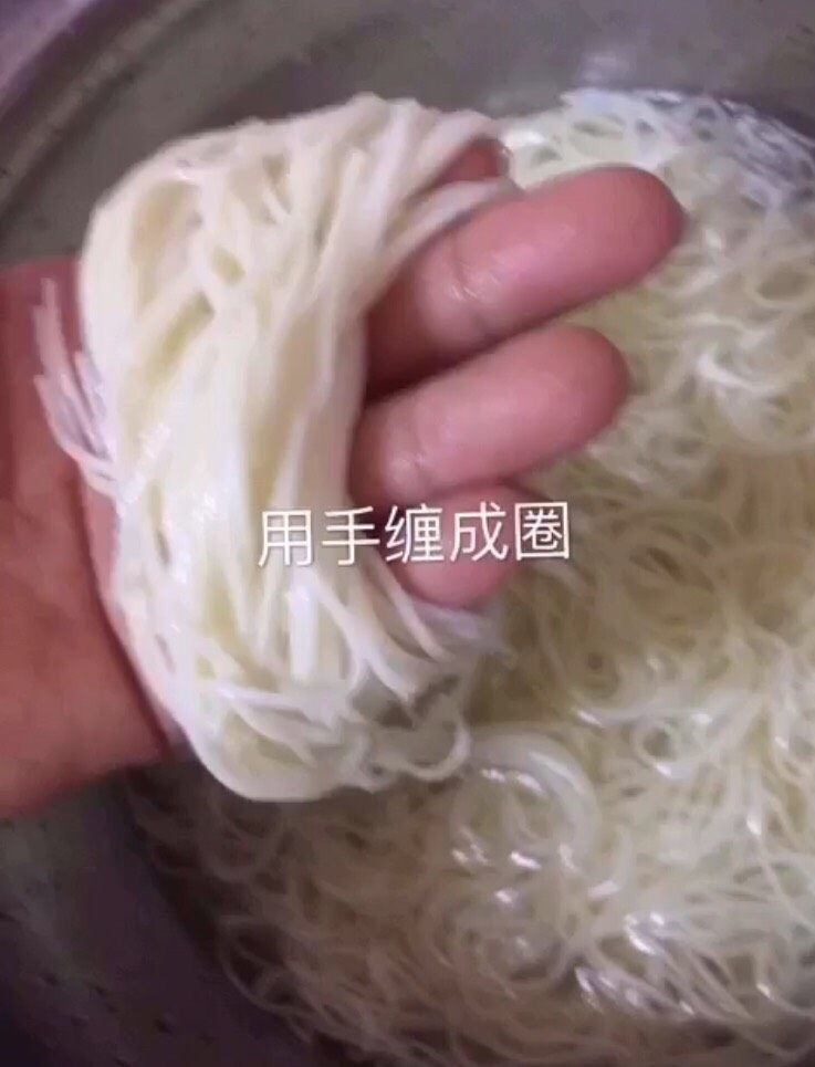 蛋煎面,用手缠成圈