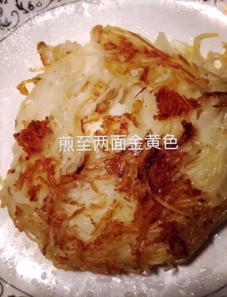 蛋煎面,煎至两面金黄