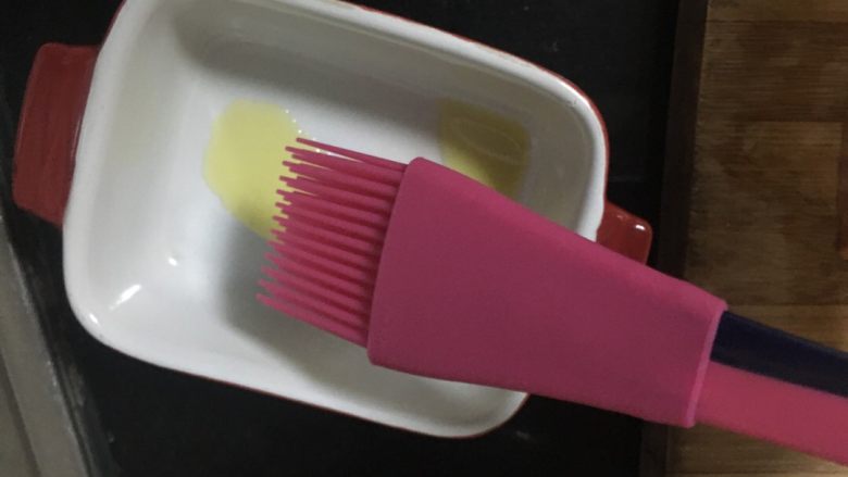 三文鱼马铃薯千层派,烤碗刷油,按照一片土豆一片三文鱼的顺序排列整齐,一定要压紧才好吃!