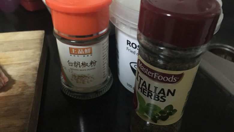 三文鱼马铃薯千层派,把盐、意大利香草、<a style='color:red;display:inline-block;' href='/shicai/ 134296'>白胡椒粉</a>混合成调料,每片土豆上都撒匀然后再放三文鱼。