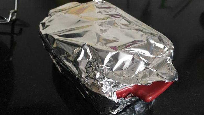 三文鱼马铃薯千层派,第二天早上取出用锡纸包好,放进烤箱180度烤30分钟,然后把锡纸取下,放进烤箱180度继续烤20分钟,目的是收干汁水。