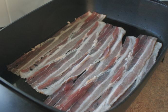 完美培根不用油煎——主妇必学,把培根放入平底锅，加足够的<a style='color:red;display:inline-block;' href='/shicai/ 156925'>水</a>浅浅没过培根。开中大火。