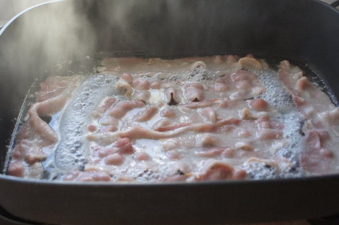 完美培根不用油煎——主妇必学,水烧开后等待水分蒸发完。