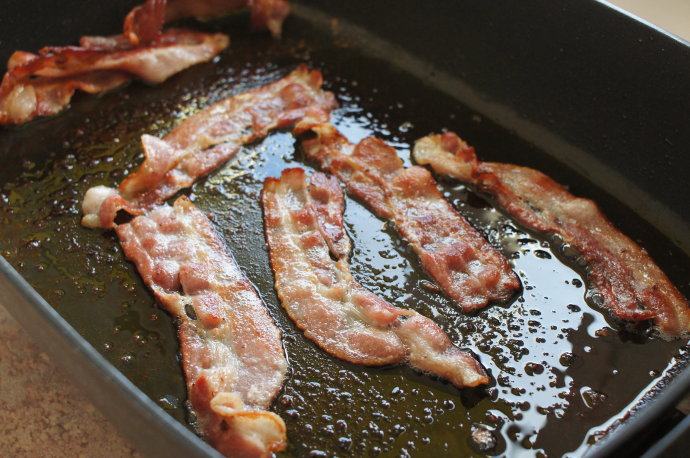 完美培根不用油煎——主妇必学,给培根翻面，煎至两面金黄即可。